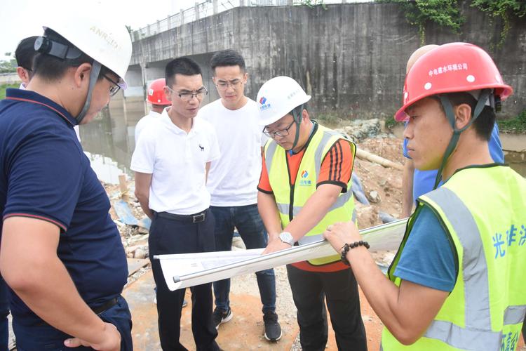 区水务局长黄海涛同志率队开展水污染治理工作